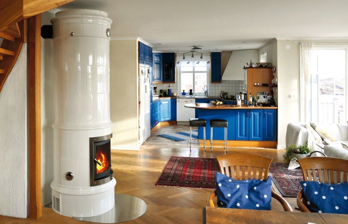 Poêle suédois en faïence Tillinge avec vue sur la cuisine