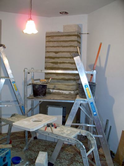 Construction d'un poêle en faïence - le noyau du poêle est presque terminé